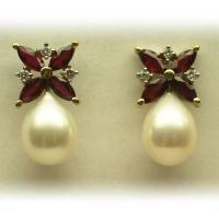 Ruby = 2.18ct
Diamonds = 0.15ct
Oval drop Pearls
All in 18ct white and yellow gold.
+ threaded post buttrflys